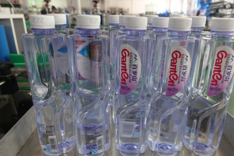 BK-306 全自动双标头矿泉水贴标机（客户现场）